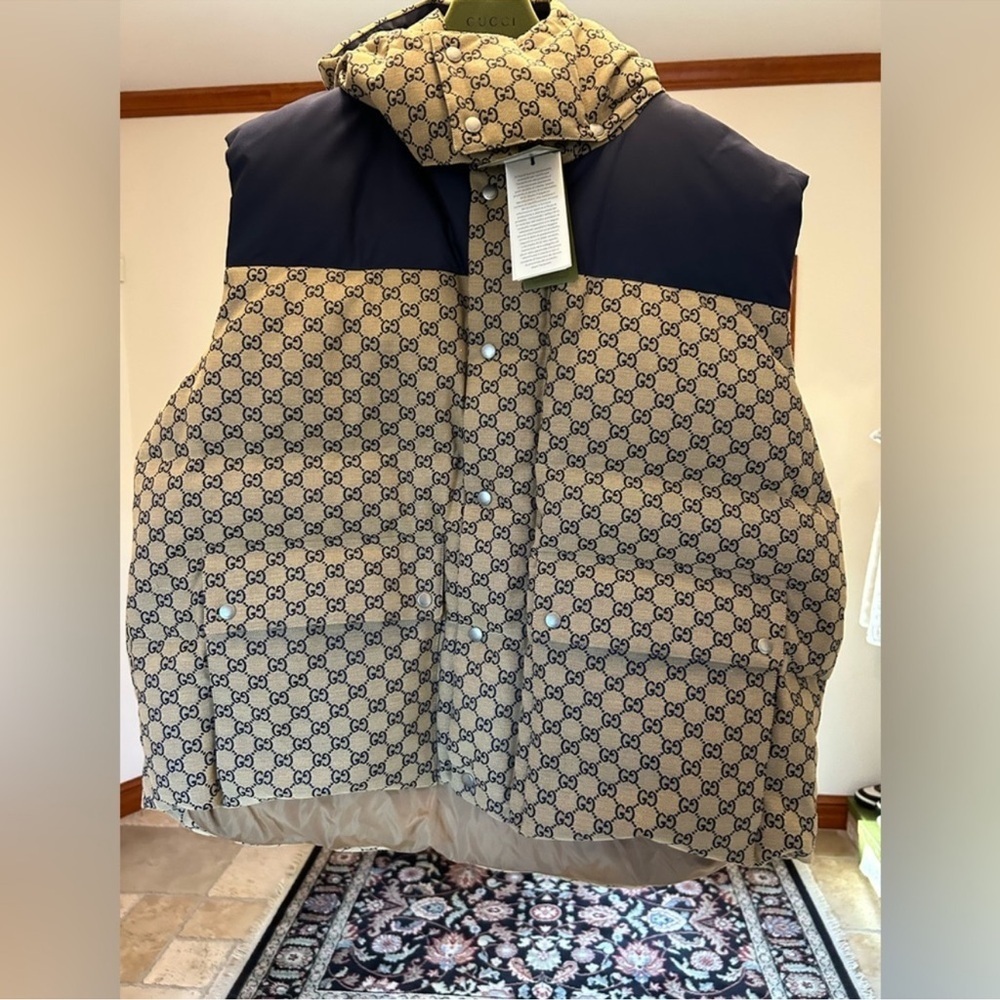 SOLD!!!! Men’s Gucci GG supreme canvas down vest in beige/navy size 62/4XL